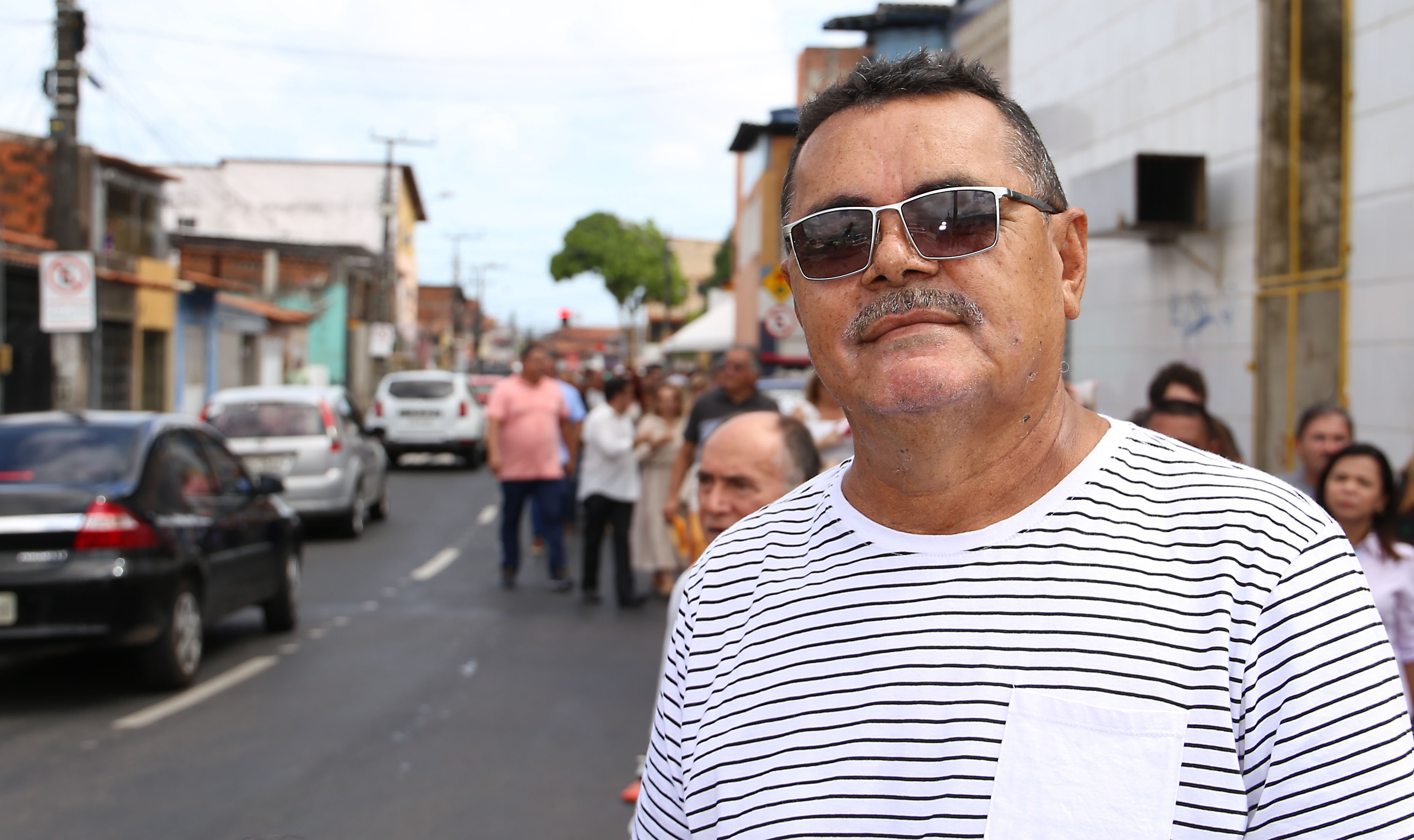 homem posando para a foto